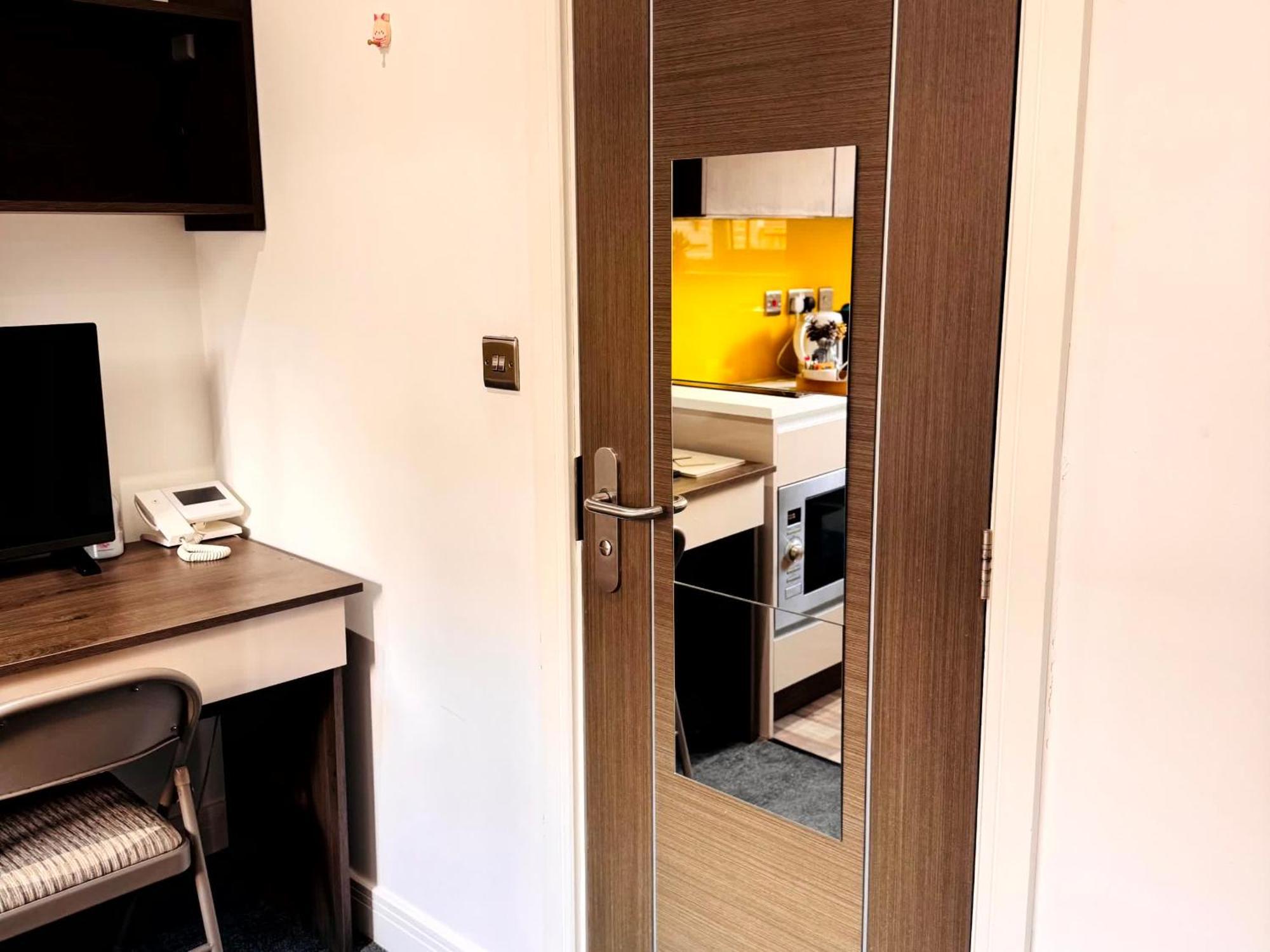 Stylish Near Cathedral & Spon Street Apartment