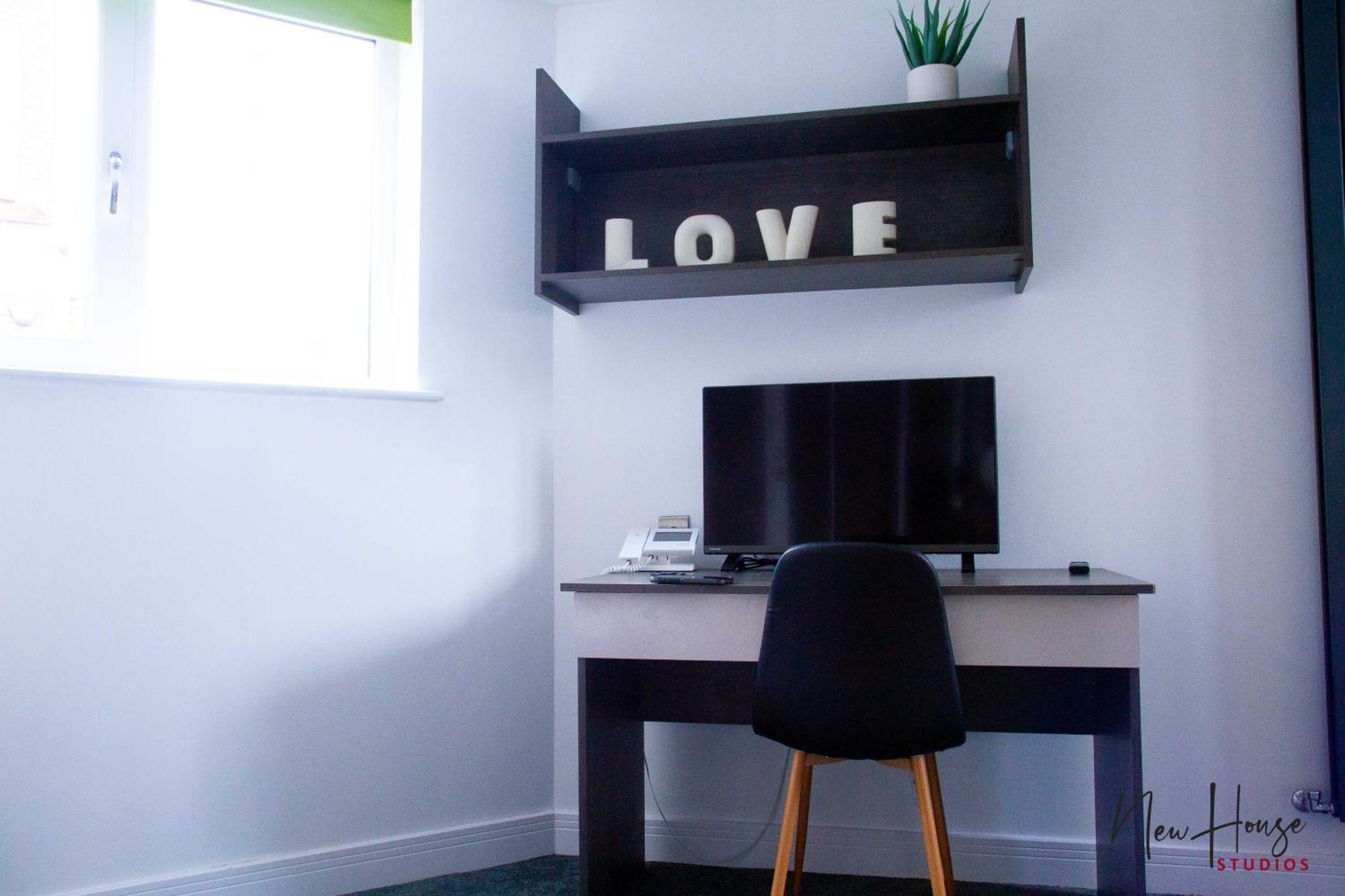 Stylish Near Cathedral & Spon Street Apartment